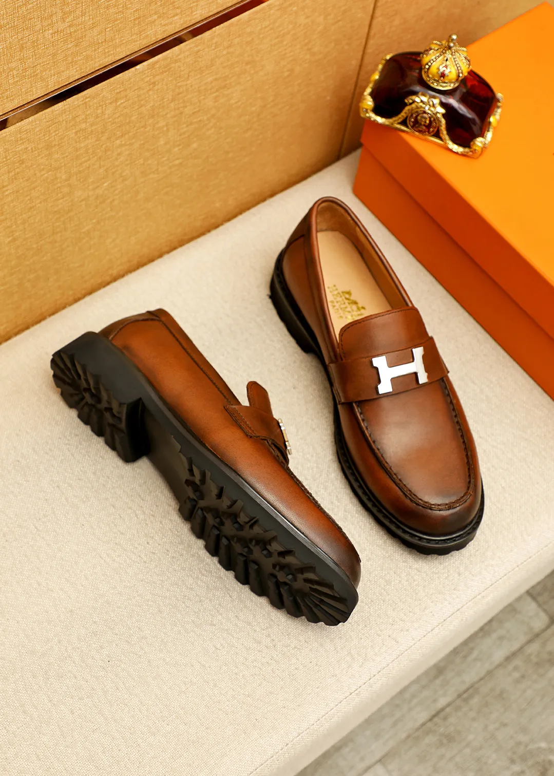 Men's shoes 💰460 💐 Product trademark: HERMES "Hermès" casual leather shoes Regular size: 38-44 (45.46🉑️customized) Product materials: Selected imported first-layer calfskin upper + luxury hardware buckle, imported water-dyed 🐂 cowhide lining. Strong three-dimensional visual effect, original outsole Color: 4⃣️colors available